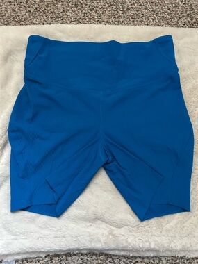 Lululemon High-Waist Blue Ribbed shorts size 8
